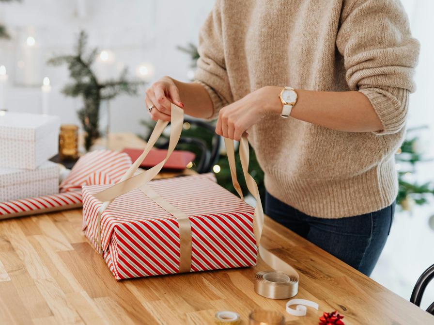 En kvinde pakker en gave ind.