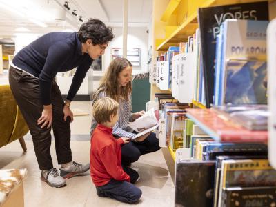 Familie på biblioteket